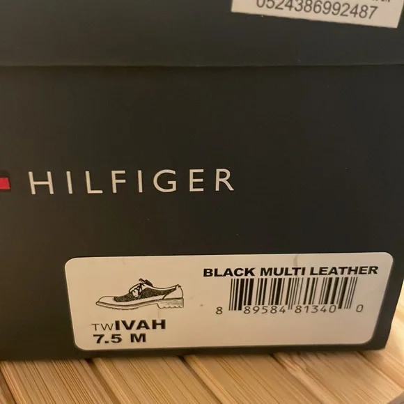 Tommy Hilfiger black leather wing tip flats/shoes, size 7.5 - Picture 4 of 4